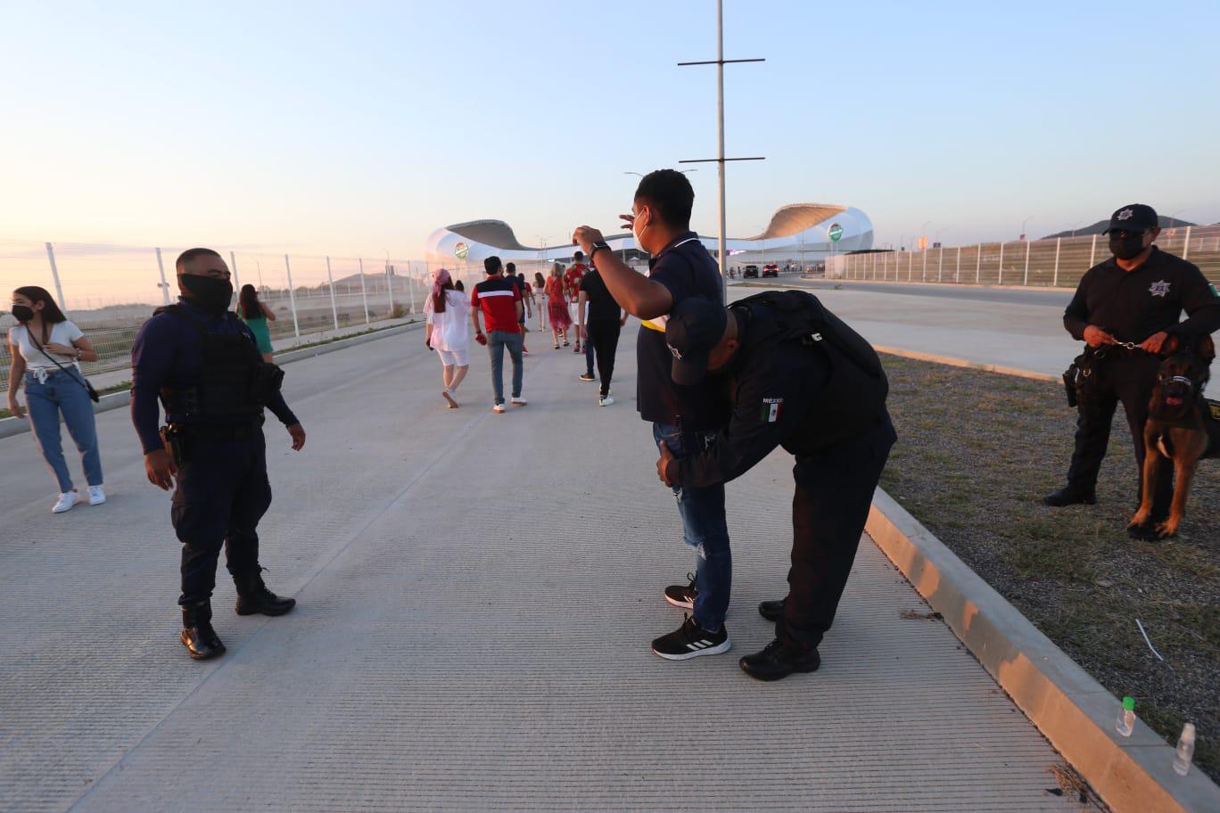 $!Todo listo para el concierto de Christian Nodal; mujeres, la mayor parte de asistentes