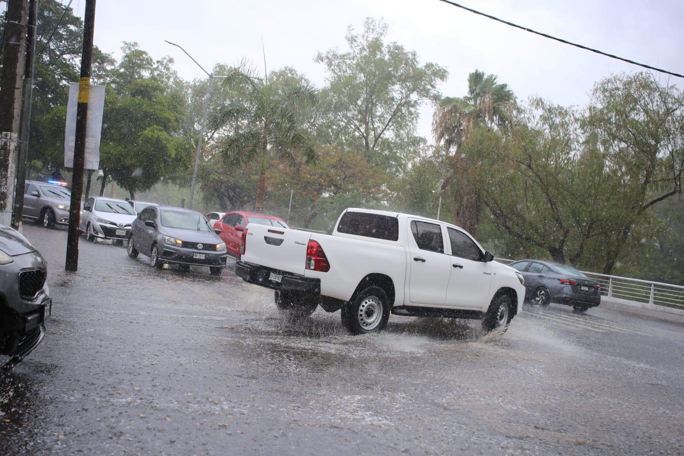 $!Lluvia sorprende a Culiacán este viernes