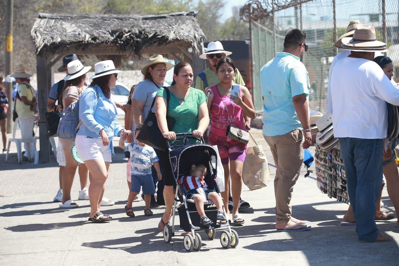 $!Disfrutan centenares de personas atractivos de Mazatlán este domingo