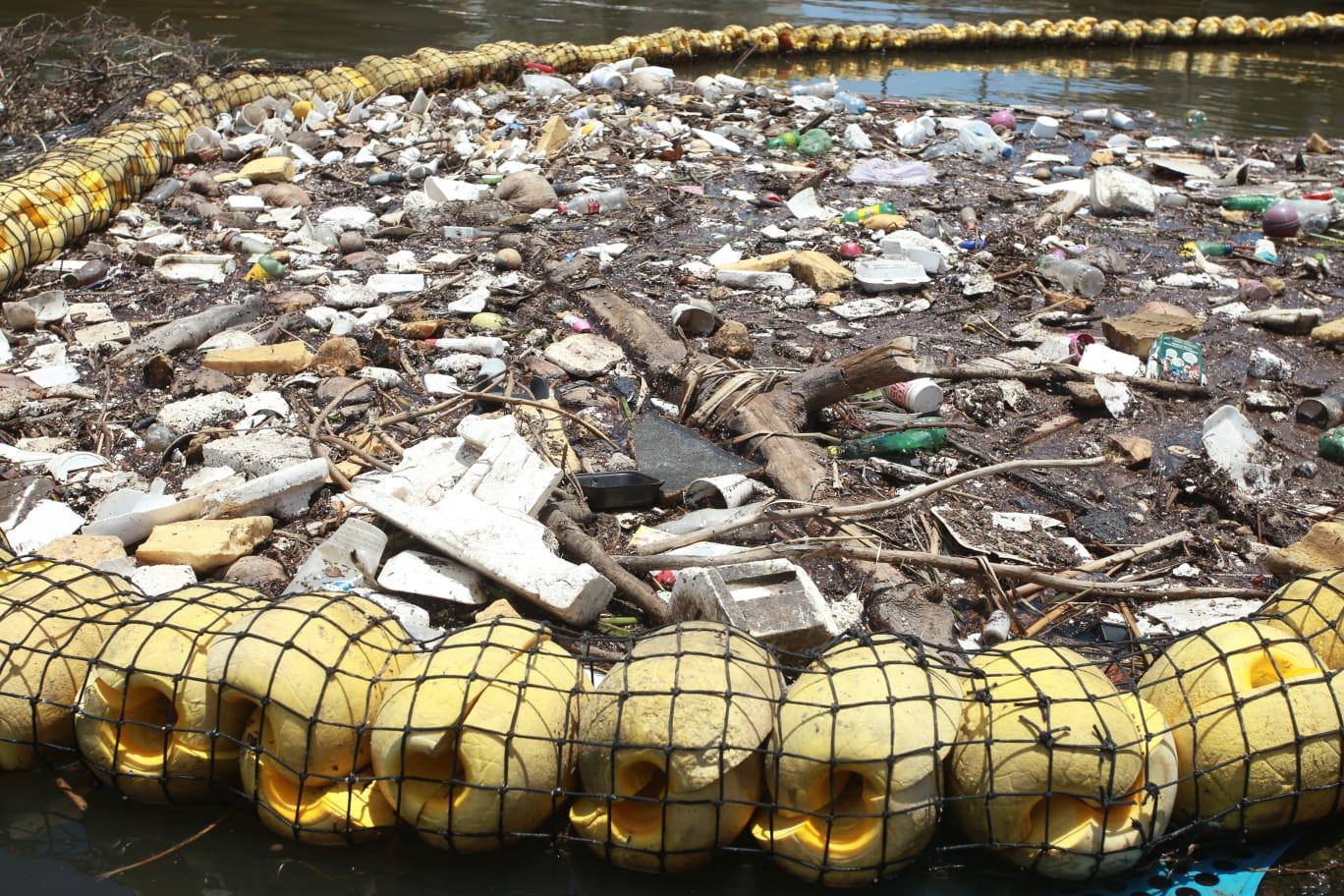 $!Biobarda del Puente Juárez impide que 3 toneladas de basura lleguen al mar