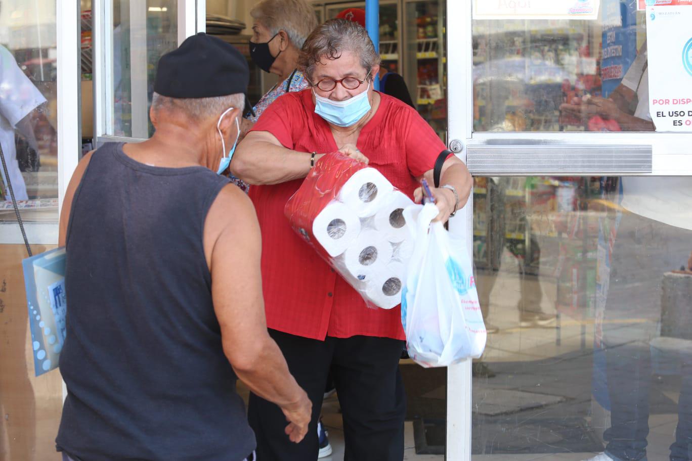 $!Exigen inspectores de Oficialía Mayor que negocios de Mazatlán pidan certificado de vacunación a clientes