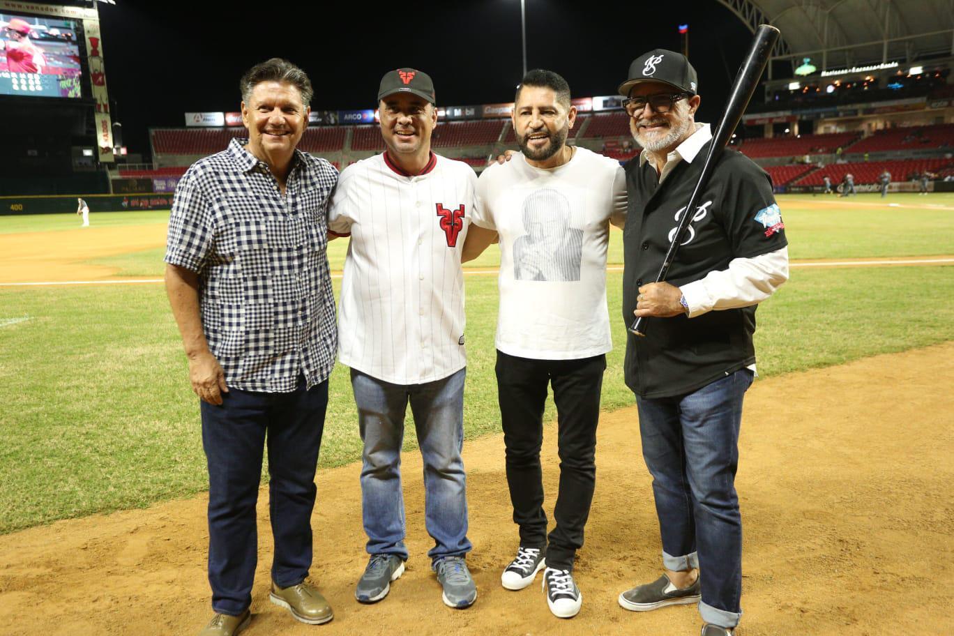 $!Pancho Barraza lanza la primera bola en el juego entre Venados y Naranjeros