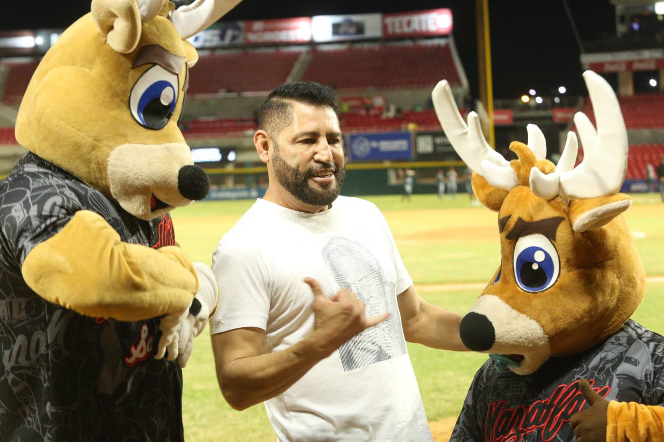 $!Pancho Barraza lanza la primera bola en el juego entre Venados y Naranjeros