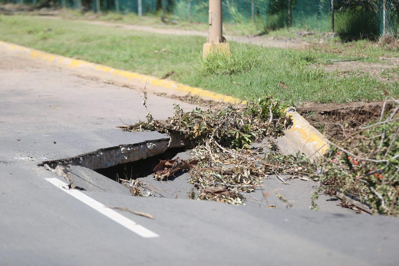 $!En Mazatlán, aún no empiezan a reparar el socavón de Cerritos