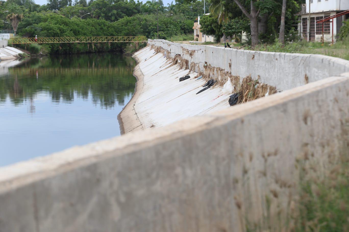 $!Mazatlecos que habitan zonas inundables se preparan para la llegada de ‘Pamela’