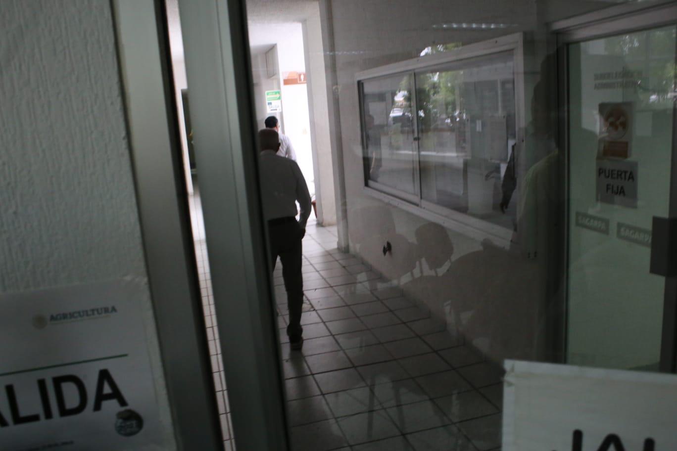 $!Servidores públicos intentan impedir acceso a prensa durante cobertura en oficinas de la Sader en Culiacán