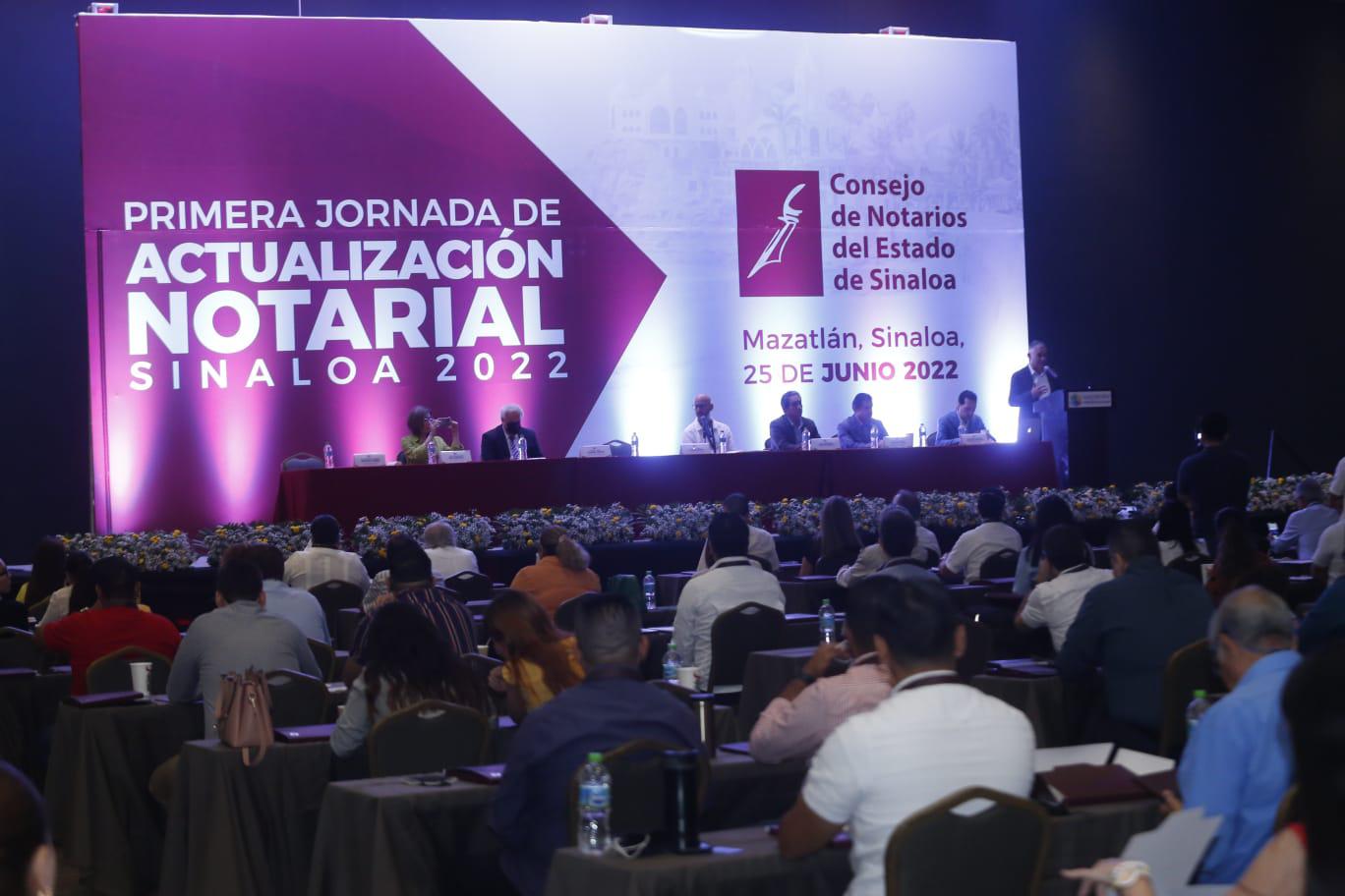 $!En Mazatlán, se actualizan notarios de Sinaloa y México