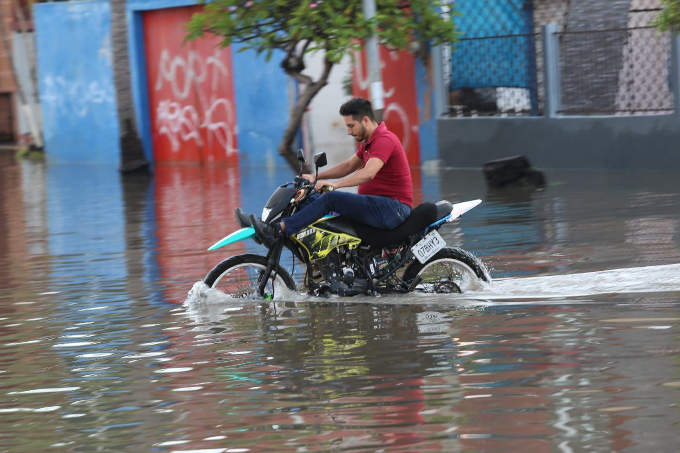 $!Lluvia de la madrugada colapsa vialidades de Mazatlán