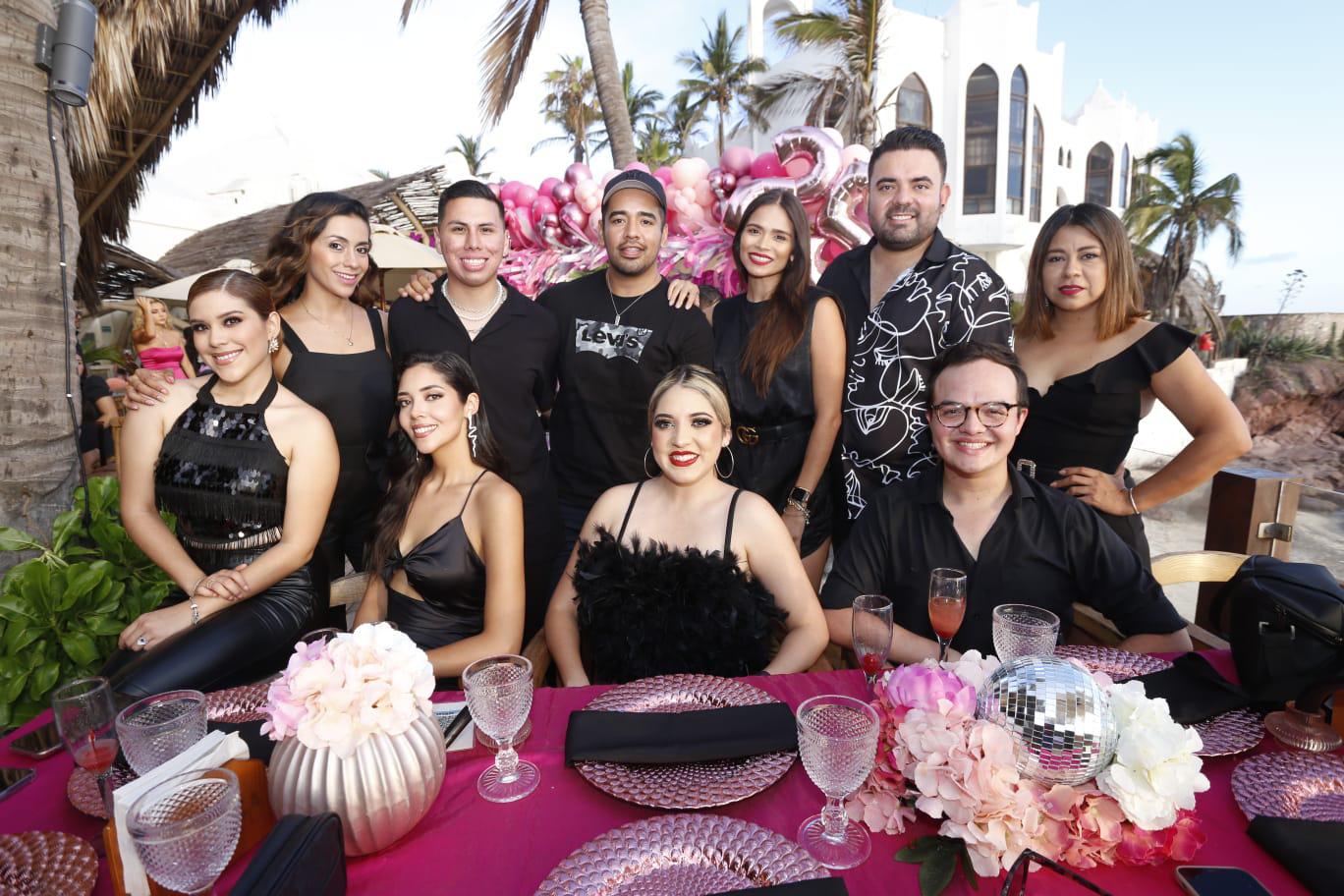 $!Alejandra Leyva, Gibrán Robles, Francisco Olimón, Esli Millán, Julián Dozal, y Verónica Saldaña. Sentados Ana Karenn Espinoza, Carolina Pérez, Alina Zataráin y Héctor Zazueta.