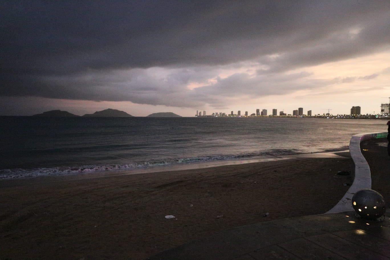 $!Mazatlán amanece con truenos y lluvia este martes
