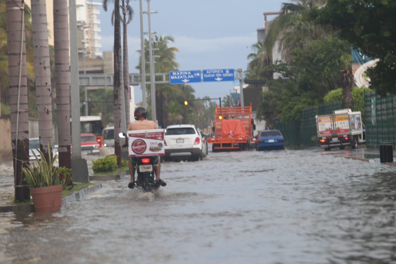 $!Por tormenta, cierran vialidades en Mazatlán tras presentar alto nivel de agua