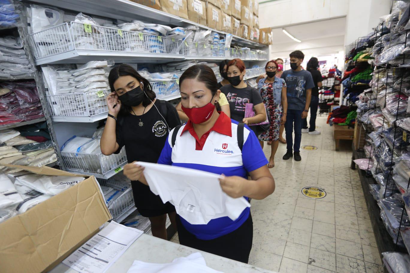 $!Compra y canje de uniformes, útiles escolares y zapatos se intensifica en Mazatlán
