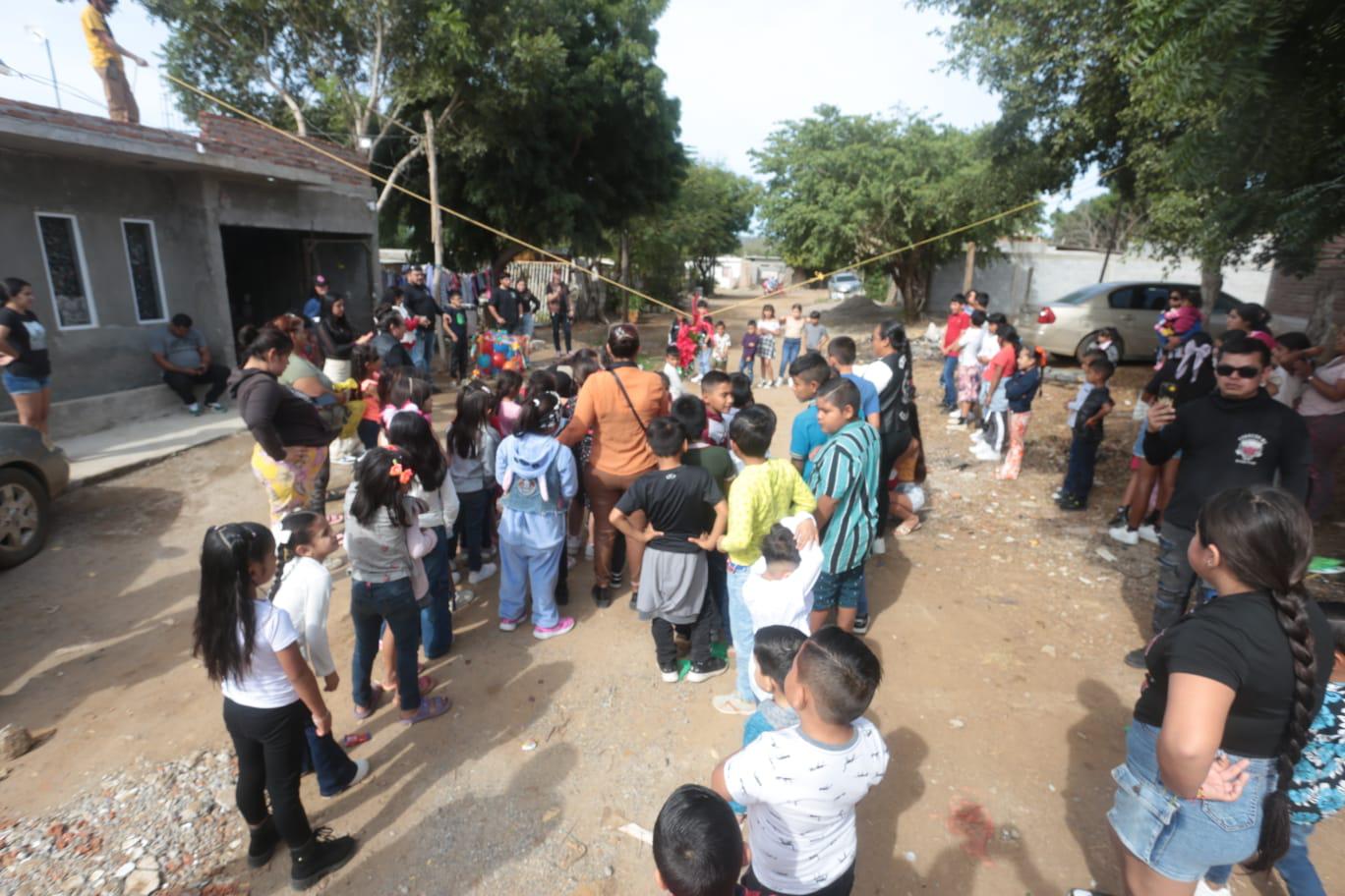 $!Llevan Bikers de Mazatlán alegría y diversión a más de 200 niños y niñas de la invasión San Antonio