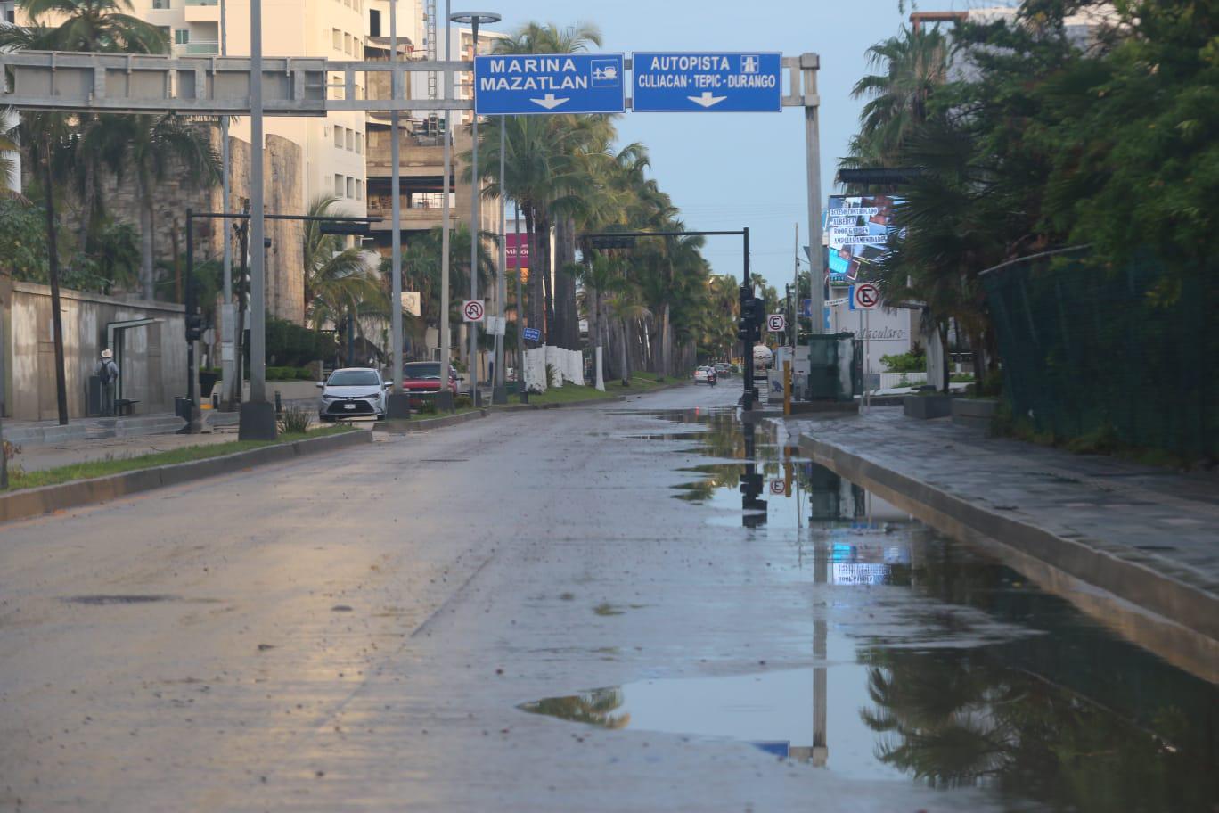 $!Lluvia de la madrugada colapsa vialidades de Mazatlán