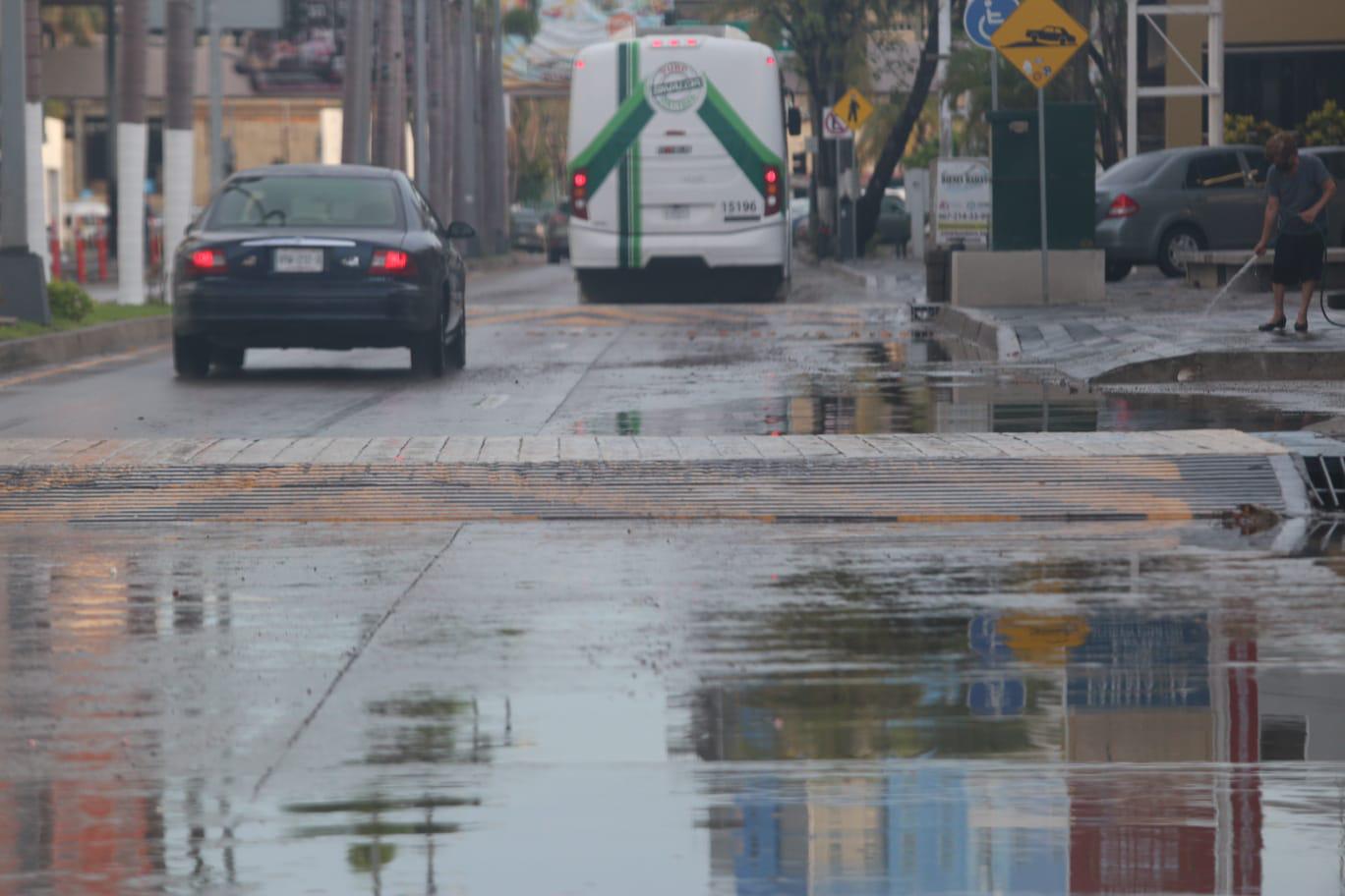 $!Lluvia de la madrugada colapsa vialidades de Mazatlán