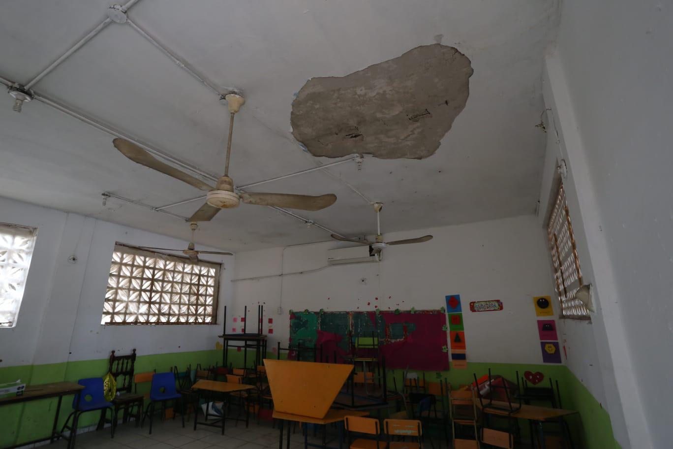 $!Padres de familia bloquean Avenida Gabriel Leyva, en Mazatlán, para exigir se rehabilite primaria ‘Aguilar Barraza’ en Colonia Juárez