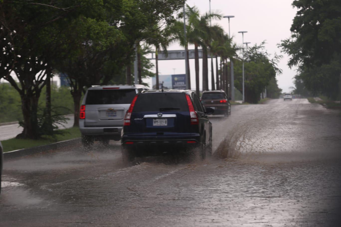$!En menos de una hora de lluvia, se encharca la Zona Dorada, en Mazatlán
