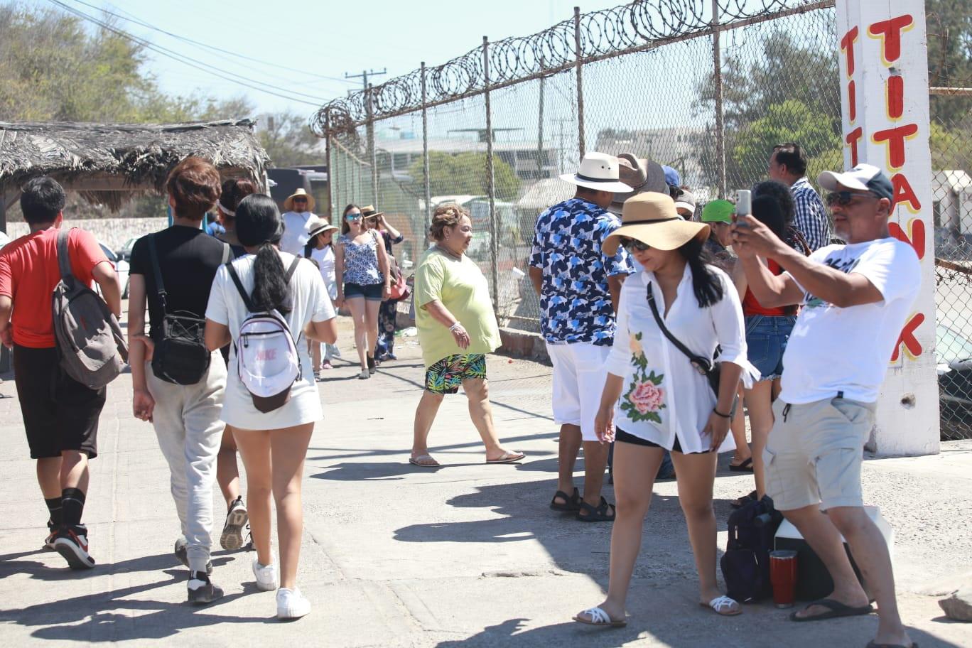 $!Disfrutan centenares de personas atractivos de Mazatlán este domingo