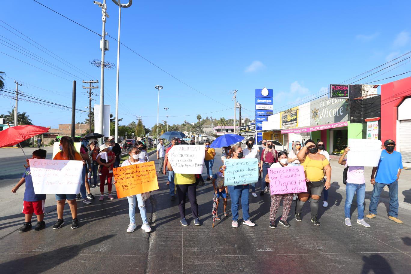 $!Padres de familia bloquean Avenida Gabriel Leyva, en Mazatlán, para exigir se rehabilite primaria ‘Aguilar Barraza’ en Colonia Juárez