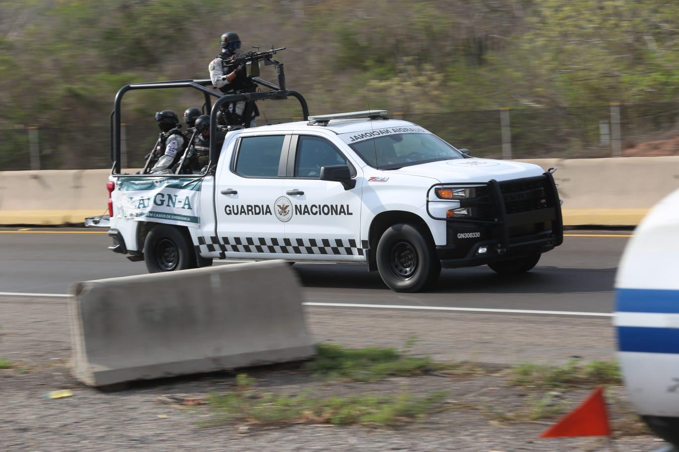 $!Dos civiles armados muertos, dos detenidos y dos militares heridos deja persecución-enfrentamiento entre Culiacán y San Ignacio