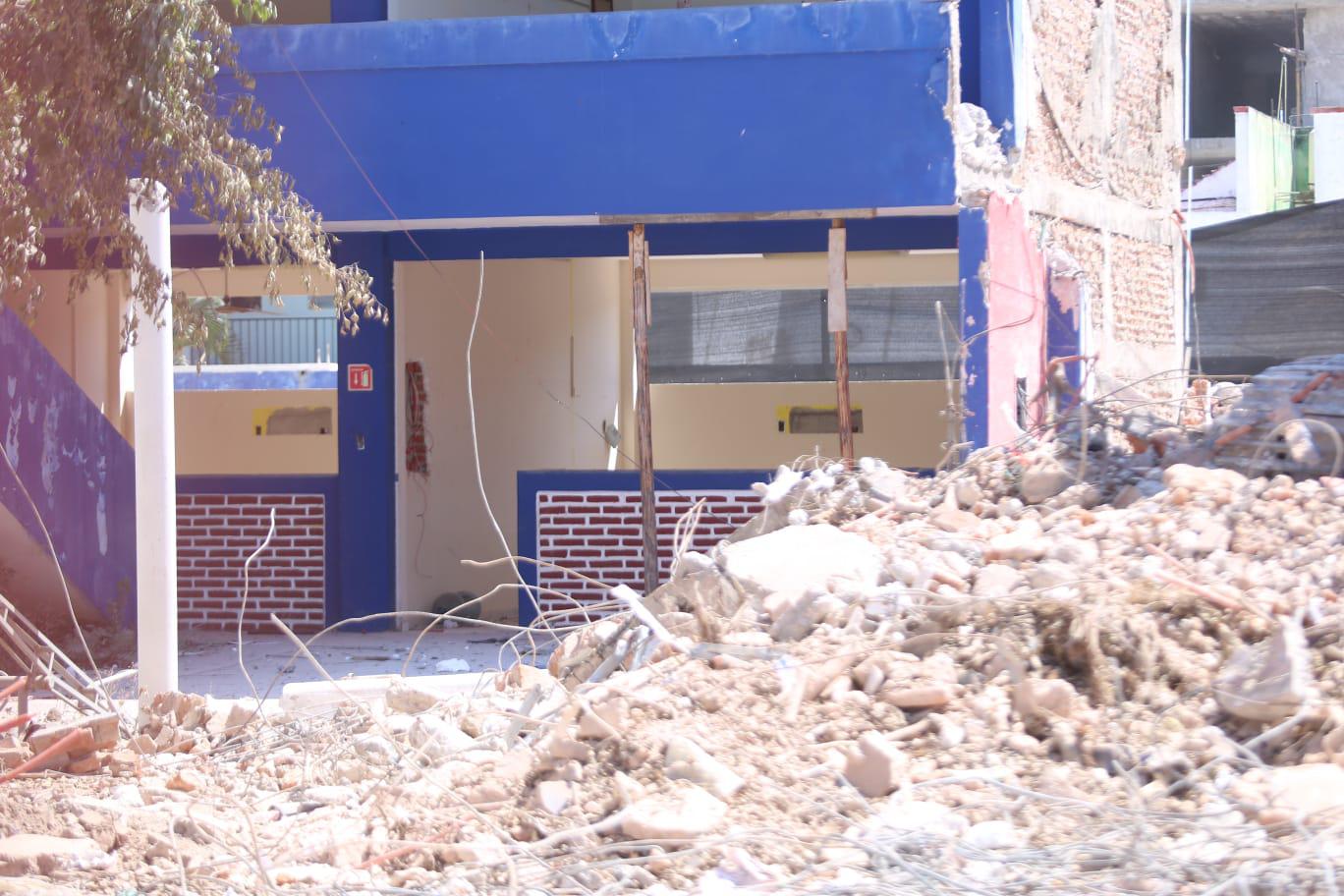 $!Adiós, ahora sí, al Instituto Británico... derriban su edificio en Mazatlán