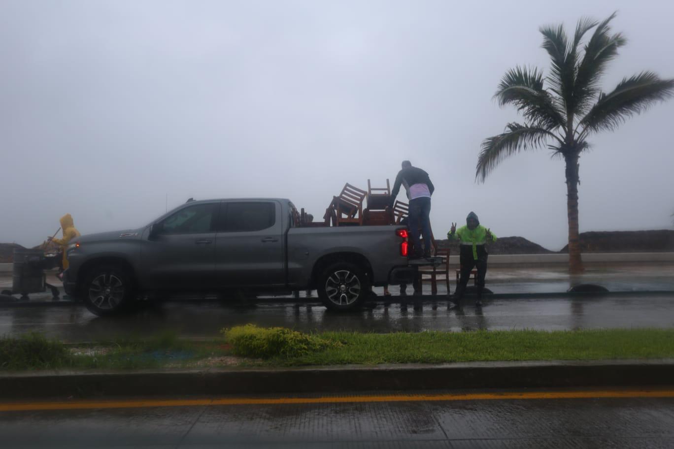 $!Mazatlán, en fase roja por Huracán Nora; piden a la población ‘resguardo total’