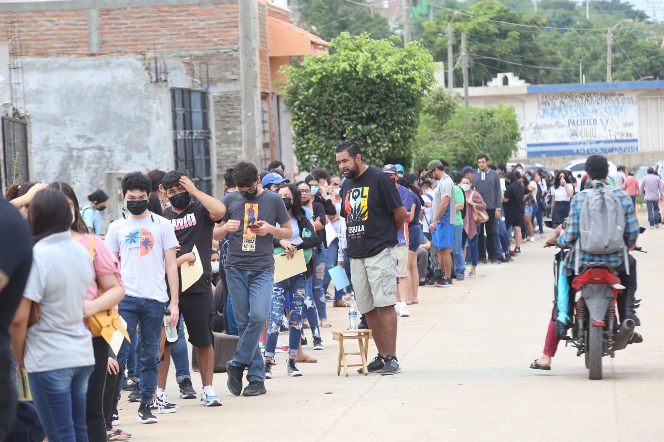 $!No manches, la fila llega hasta el cerro, dicen sorprendidos asistentes a la vacunación