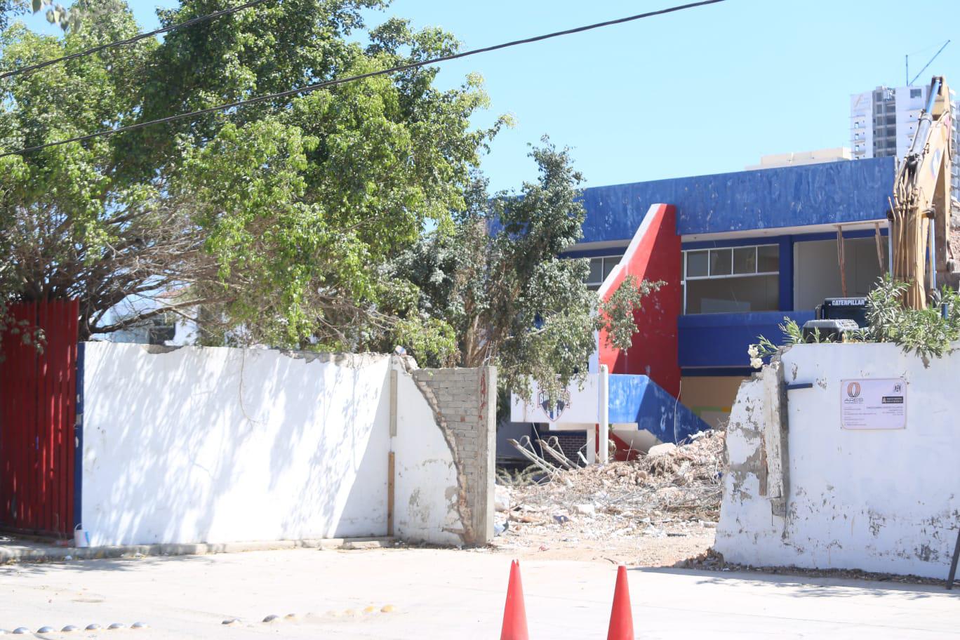 $!Adiós, ahora sí, al Instituto Británico... derriban su edificio en Mazatlán