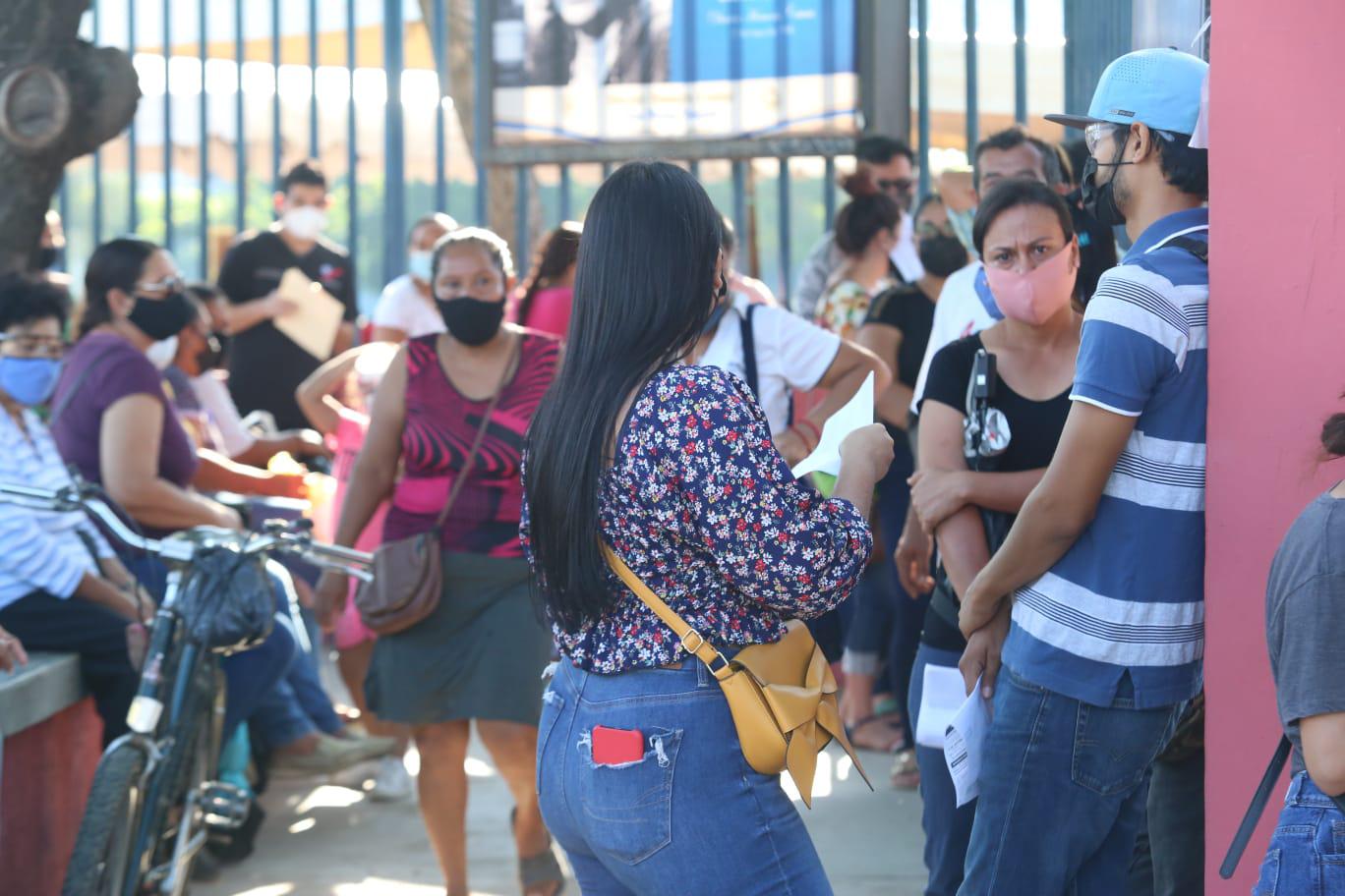 $!Con largas filas inicia último día de vacunación para jóvenes de 18 a 29 años en Mazatlán