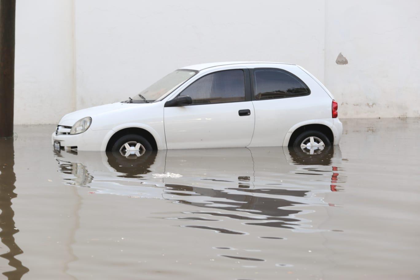 $!Lluvia de la madrugada colapsa vialidades de Mazatlán