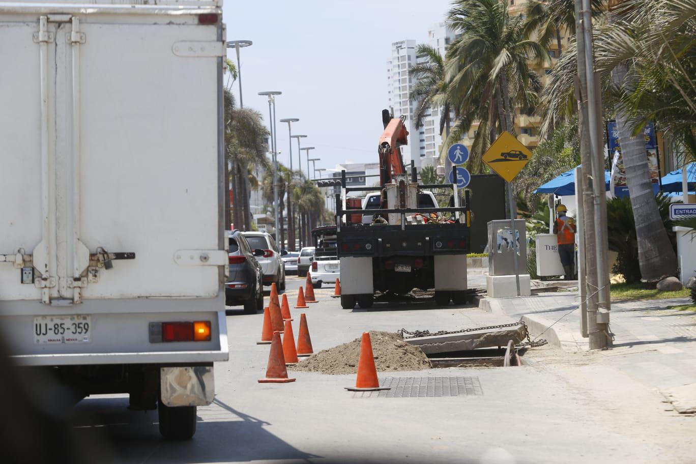 $!Caos vial en la Zona Dorada, en Mazatlán, por trabajos de la CFE