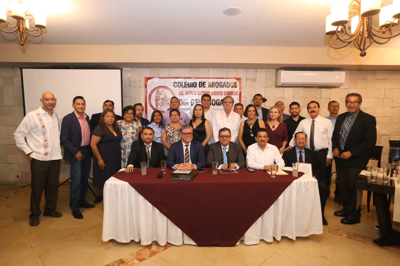 $!Integrantes del Colegio de Abogados Marco Antonio Arroyo Camberos se tomaron la fotografía del recuerdo.