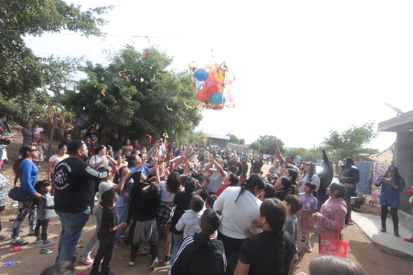$!Llevan Bikers de Mazatlán alegría y diversión a más de 200 niños y niñas de la invasión San Antonio