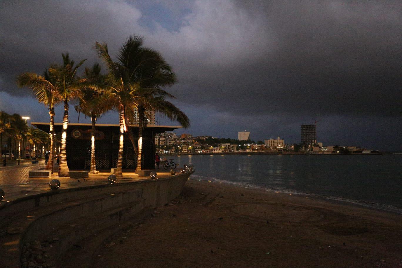 $!Mazatlán amanece con truenos y lluvia este martes