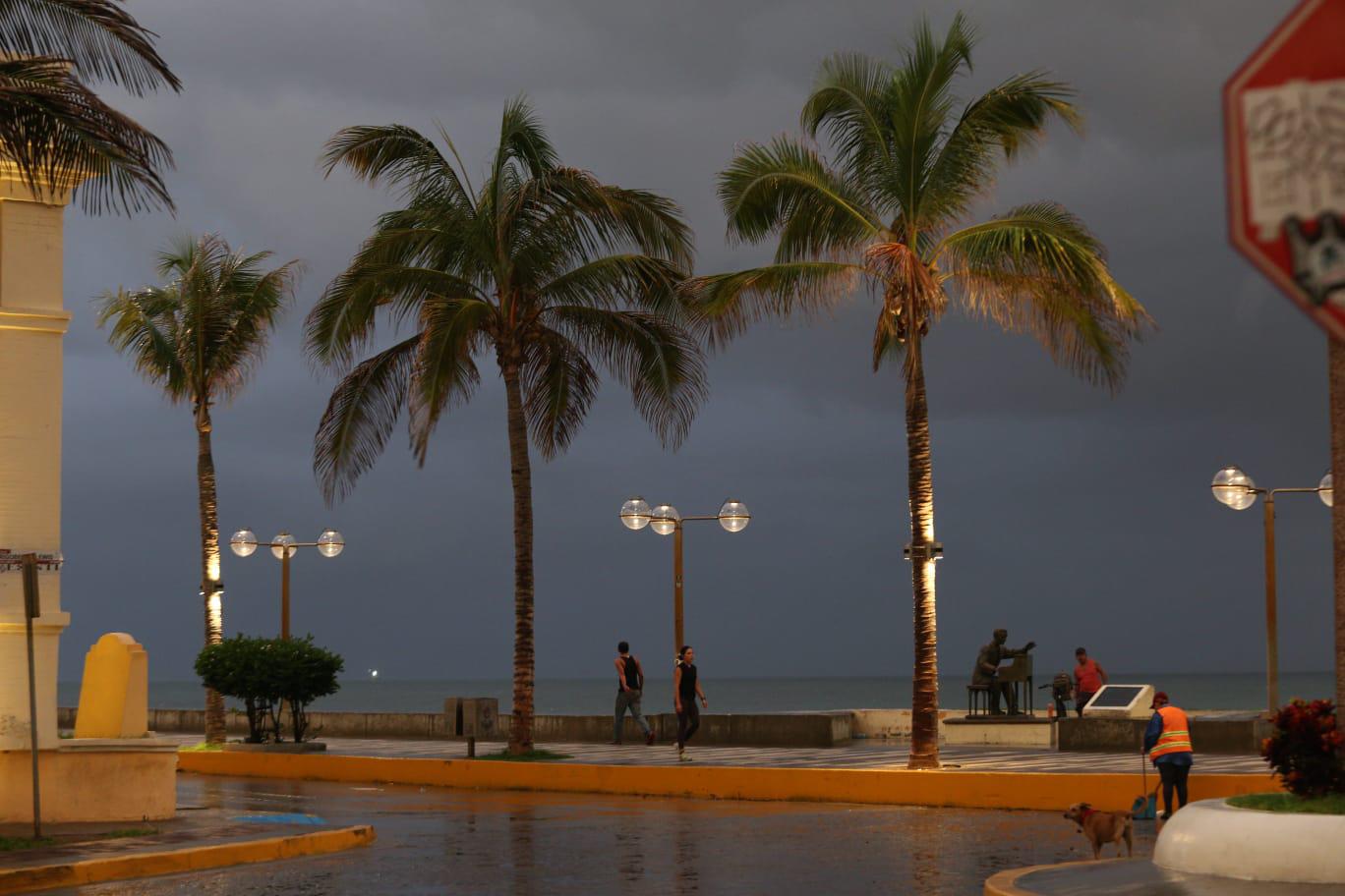 $!Mazatlán amanece con truenos y lluvia este martes
