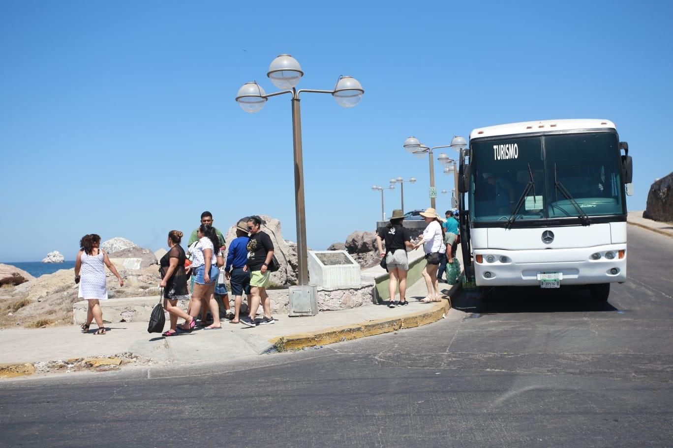 $!Disfrutan centenares de personas atractivos de Mazatlán este domingo