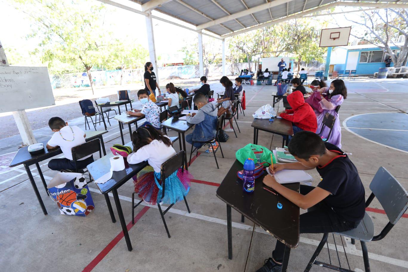 $!En Mazatlán, niños de primaria del Infonavit Playas toman clases en cancha porque el techo de sus aulas les puede caer encima