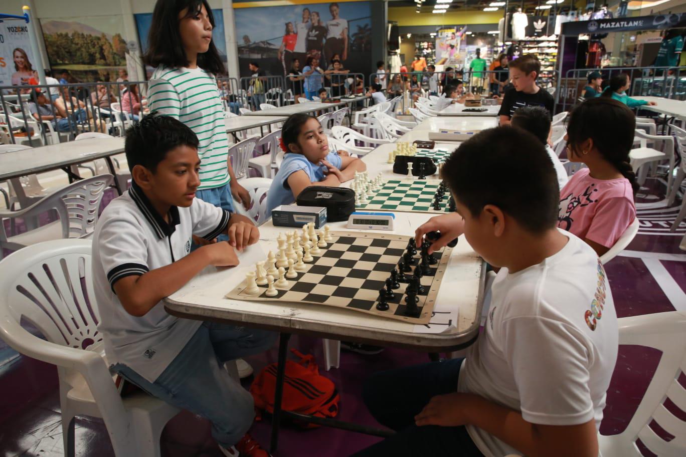 $!Cumplen ajedrecistas en apoyo a Virat Kattel Zamudio