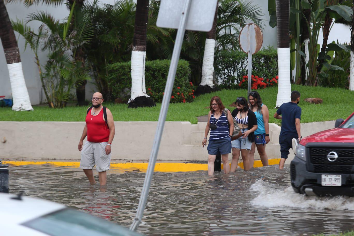 $!Por tormenta, cierran vialidades en Mazatlán tras presentar alto nivel de agua