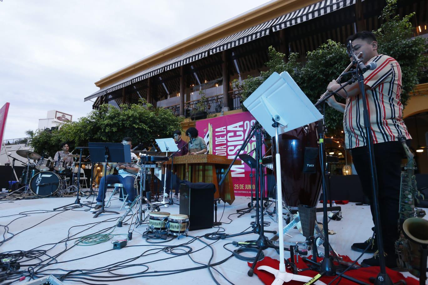 $!La Machado y el Callejón Liverpool vibran con el Día de la Música, en Mazatlán