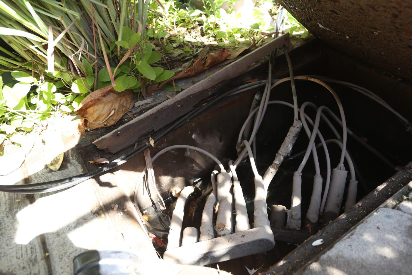 $!En Infonavit Playas, de Mazatlán, alertan peligrosidad de cableado de la CFE al ‘aire libre’