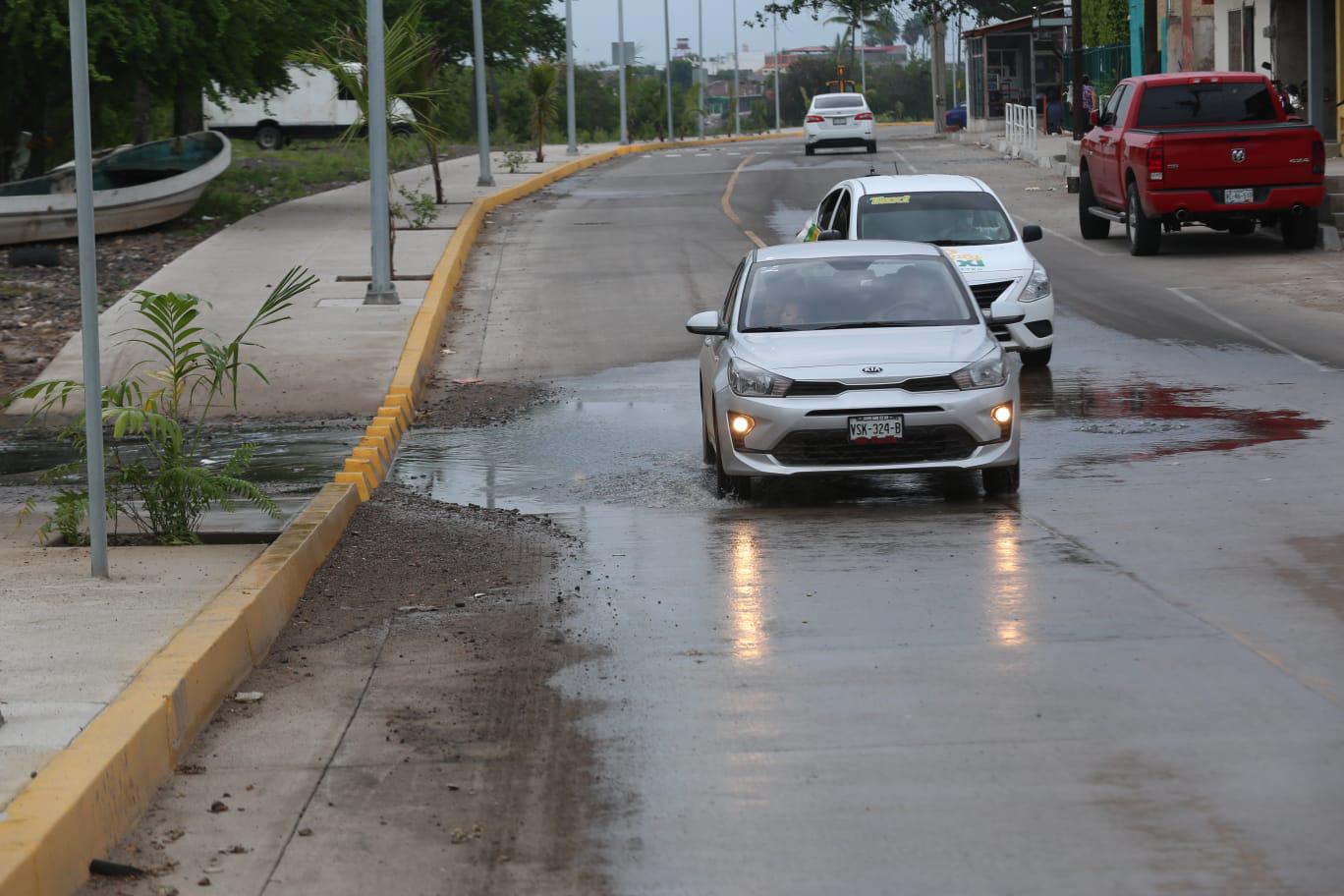 $!Se desata la peste en la zona del Infiernillo, en Mazatlán, por fuga de aguas negras