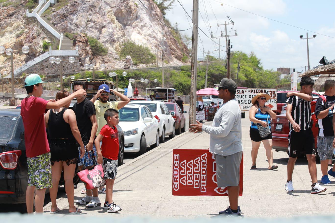 $!Inician vacaciones de verano con cientos de bañistas en las playas de Mazatlán