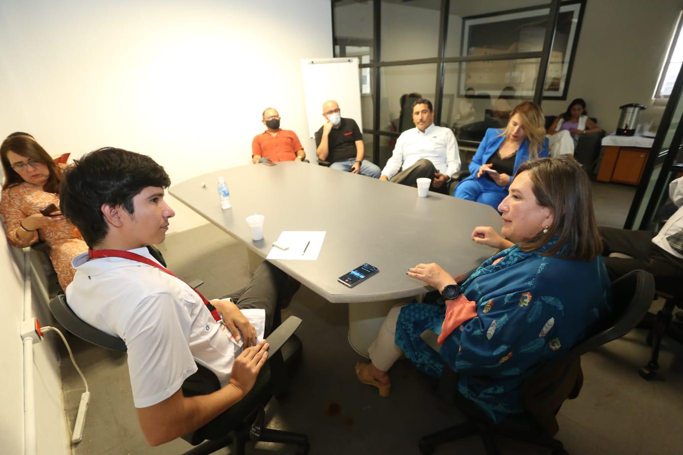 $!¿Cómo pueden tener un Alcalde tan ratero?, cuestiona la Senadora Xóchitl Gálvez a mazatlecos por las luminarias