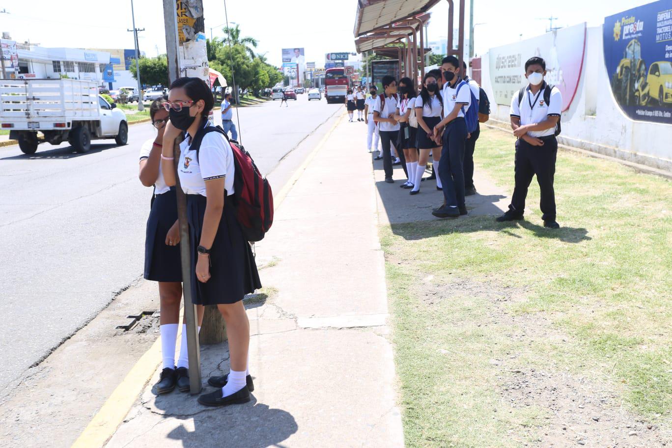 $!Piden estudiantes de Mazatlán que camiones pasen con más frecuencia para que no se llenen tanto