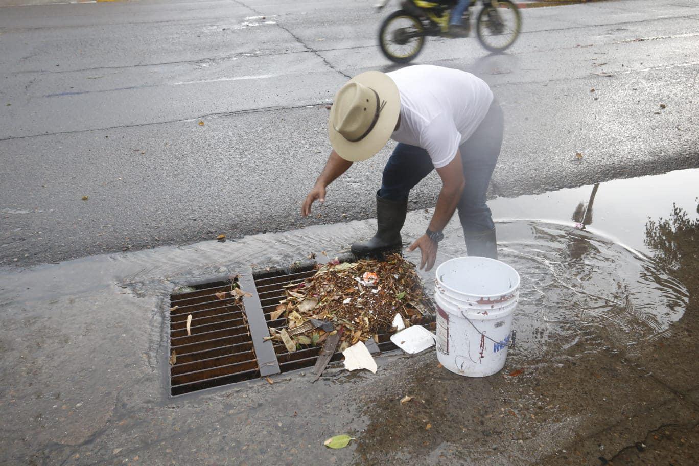 $!Arrastran lluvias toneladas de plásticos al drenaje de Mazatlán; llaman a evitar inundaciones