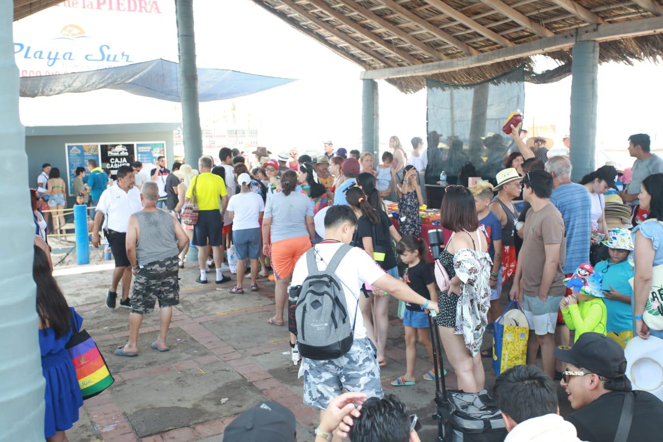 $!Inician vacaciones de verano con cientos de bañistas en las playas de Mazatlán