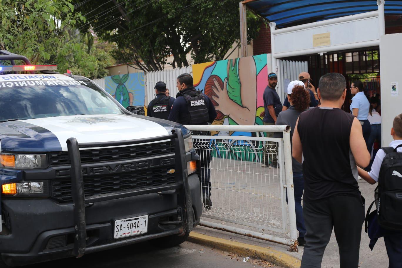 $!Aplican operativo mochila por amenaza de balacera en primaria de Culiacán