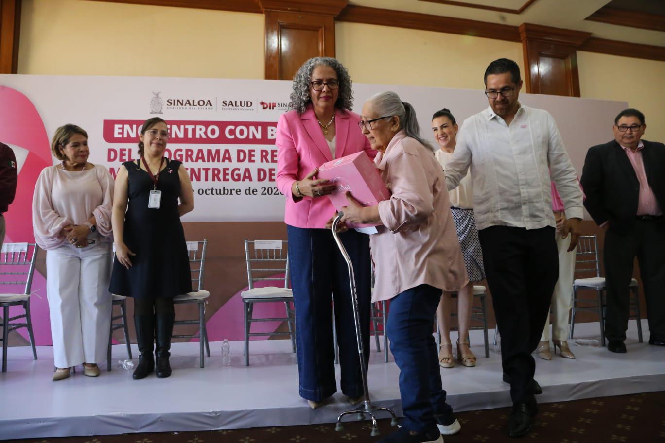 $!Entregan prótesis mamarias a sobrevivientes de cáncer en Sinaloa
