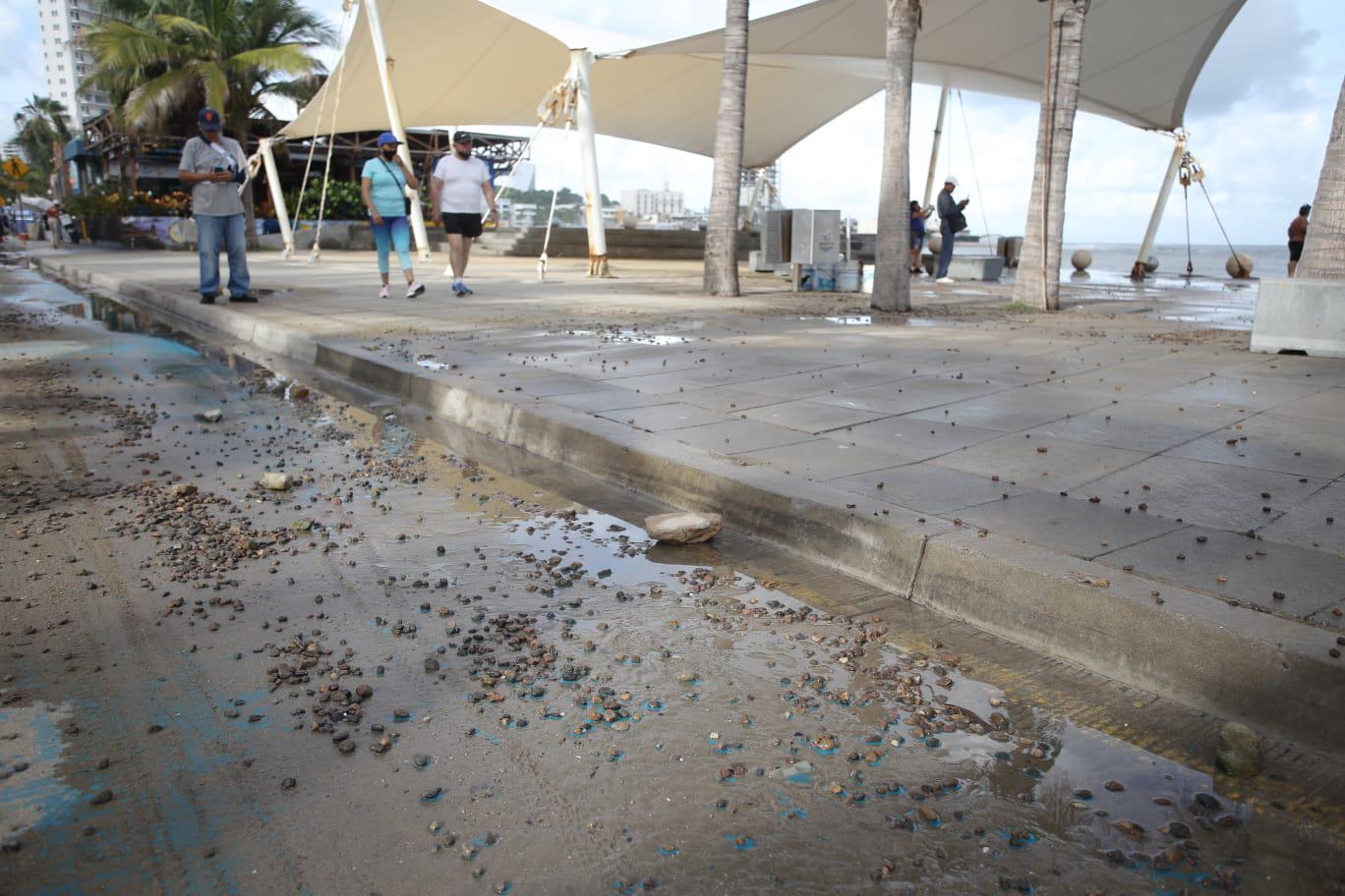 $!Oleaje daña dos negocios en la zona del malecón